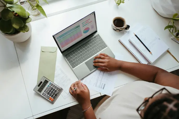 Persona sentada en una mesa con una laptop